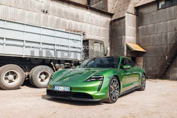 Porsche Taycan 4S Mamba Green