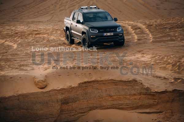 Volkswagen Amarok Aventura 4MOTION 3.0 V6 TDI near breakage of canyon, front view