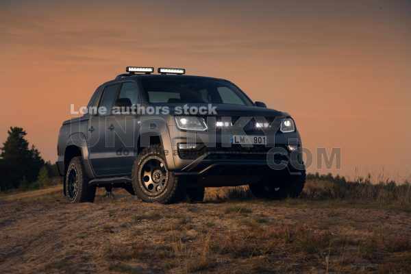 Volkswagen Amarok Aventura 4MOTION 3.0 V6 TDI near breakage of canyon, front view